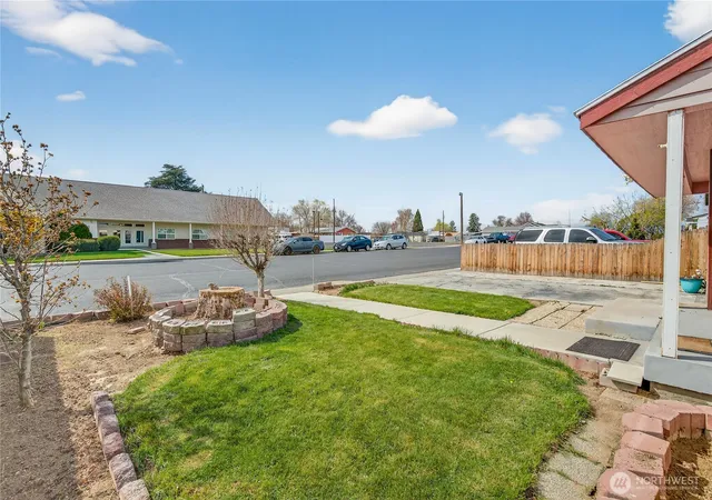 Photo 3 of Sale Pending at 417 Se H St, Quincy, WA 98848 | MLS# NWM2502817 | Listing updated on 2026-09-22