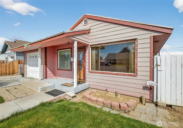 Photo 3 of Sale Pending at 417 SE H St, Quincy, WA 98848 | MLS# NWM2502817 | Listing updated on 2026-09-22