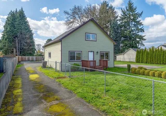 Photo 2 of Sale Pending at 1215 30th Avenue, Longview, WA 98632 | MLS# NWM2502992 | Listing updated on 2026-09-17