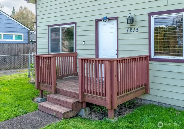 Photo 3 of Sale Pending at 1215 30th Avenue, Longview, WA 98632 | MLS# NWM2502992 | Listing updated on 2026-09-17