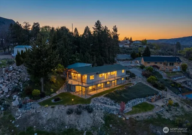 Photo 3 of Single family home for sale at 404 S Clifford St, Chelan, WA 98816 | MLS# NWM2510579 | Listing updated on 2026-09-16