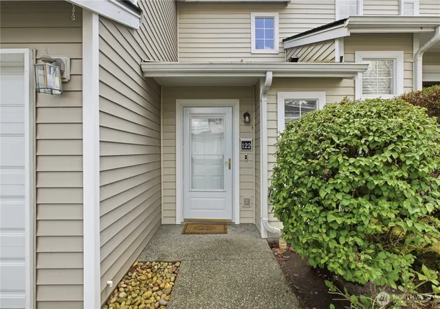 Photo 3 of Townhouse for sale at 10030 Holly Dr #122, Everett, WA 98204 | MLS# NWM2511819 | Listing updated on 2026-09-23