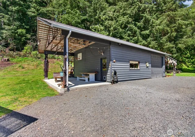 Photo 3 of Single family home for sale at 865 E Valley Rd, Skamokawa, WA 98647 | MLS# NWM2516893 | Listing updated on 2026-09-17