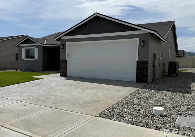 Photo 3 of Sale Pending at 186 Salmon Dr, Wenatchee, WA 98801 | MLS# NWM2519198 | Listing updated on 2026-09-25