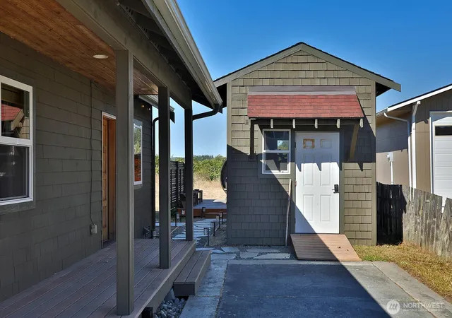 Photo 4 of Single family home for sale at 2633 Sunlight Beach Rd, Clinton, WA 98236 | MLS# NWM2519496 | Listing updated on 2026-09-24