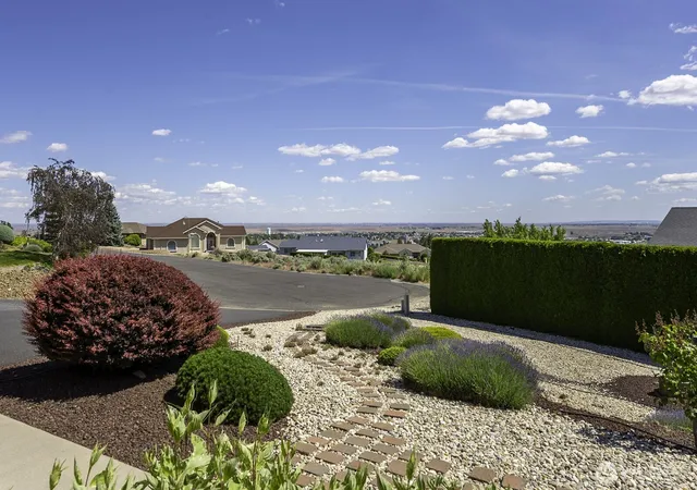 Photo 3 of Single family home for sale at 493 Chrisview Ct W, Ephrata, WA 98823 | MLS# NWM2520094 | Listing updated on 2026-09-30