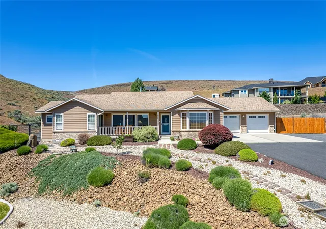 Photo 4 of Single family home for sale at 493 Chrisview Ct W, Ephrata, WA 98823 | MLS# NWM2520094 | Listing updated on 2026-09-30