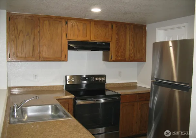 Photo 2 of Sale Pending at 710 10th Street Ne #D, Auburn, WA 98002 | MLS# NWM2520323 | Listing updated on 2026-09-18