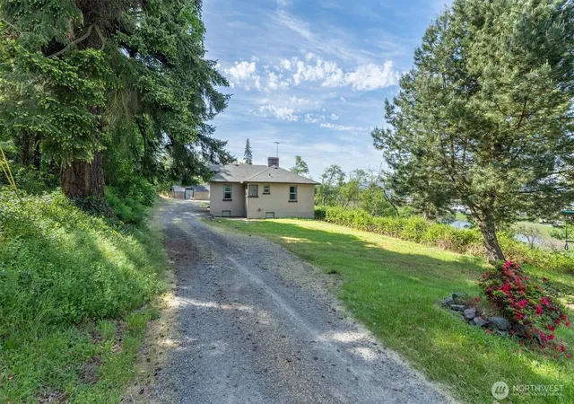 Photo 3 of Single family home for sale at 201 Carroll Rd, Kelso, WA 98626 | MLS# NWM2520996 | Listing updated on 2026-09-21