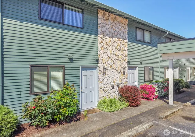 Photo 2 of Condo for sale at 1040 S 320th Street #5, Federal Way, WA 98003 | MLS# NWM2521262 | Listing updated on 2026-10-01