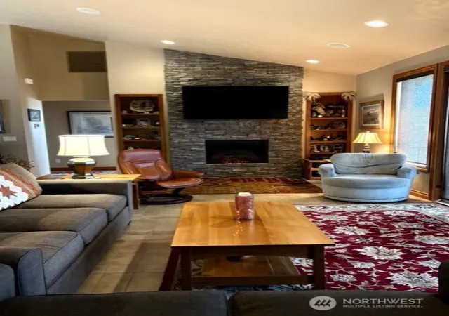 Photo 4 of Sale Pending at 4062 Knowles Rd, Wenatchee, WA 98801 | MLS# NWM2523287 | Listing updated on 2026-09-25