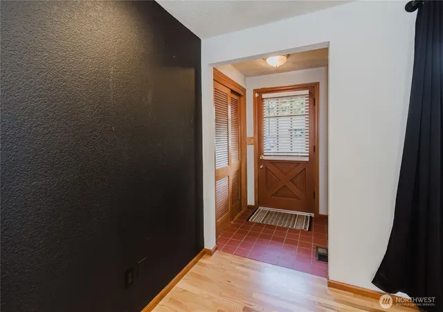 Photo 3 of Single family home for sale at 6850 E Grandview St, Tacoma, WA 98404 | MLS# NWM2524711 | Listing updated on 2026-09-16