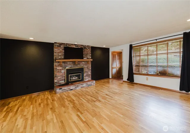 Photo 3 of Single family home for sale at 6850 E Grandview St, Tacoma, WA 98404 | MLS# NWM2524711 | Listing updated on 2026-09-16