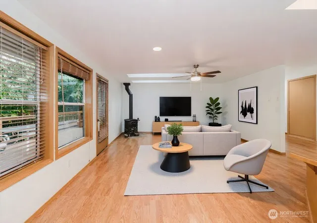 Photo 3 of Single family home for sale at 566 E Pointes Dr W, Shelton, WA 98584 | MLS# NWM2524713 | Listing updated on 2026-09-21