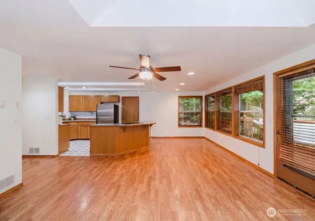 Photo 4 of Single family home for sale at 566 E Pointes Dr W, Shelton, WA 98584 | MLS# NWM2524713 | Listing updated on 2026-09-21