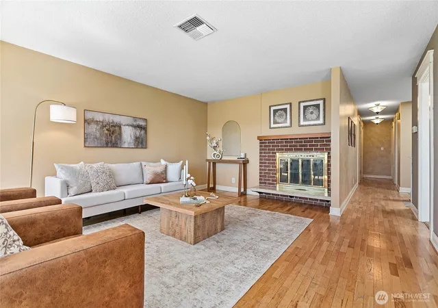 Photo 4 of Single family home for sale at 909 Queen St, Bellingham, WA 98229 | MLS# NWM2526392 | Listing updated on 2026-09-17