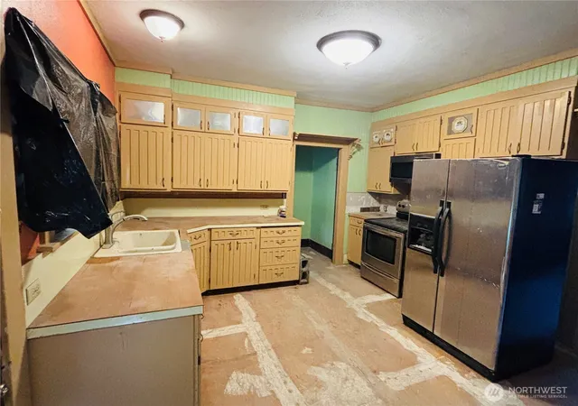 Photo 3 of Single family home for sale at 1215 N Broadway, Aberdeen, WA 98520 | MLS# NWM2526451 | Listing updated on 2026-09-17