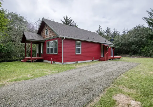 Photo 3 of Single family home for sale at 899 Wawona Ave Sw, Ocean Shores, WA 98569 | MLS# NWM2528349 | Listing updated on 2026-09-18