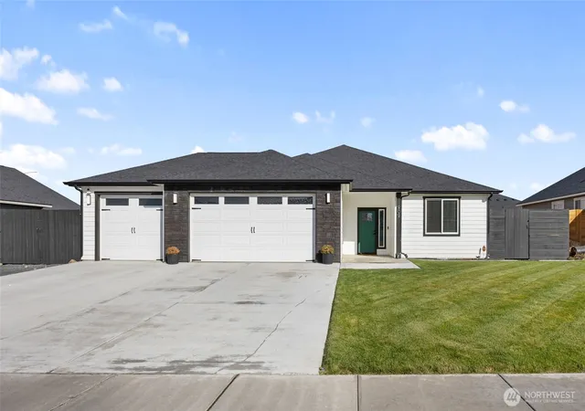 Photo 1 of Sale Pending at 909 Ne 5th Avenue, Ephrata, WA 98823 | MLS# NWM2528408 | Listing updated on 2026-09-16