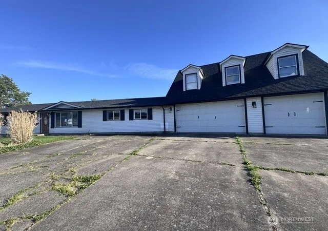 Photo 3 of Sale Pending at 3215 Williams Ave, Longview, WA 98632 | MLS# NWM2530476 | Listing updated on 2026-09-16