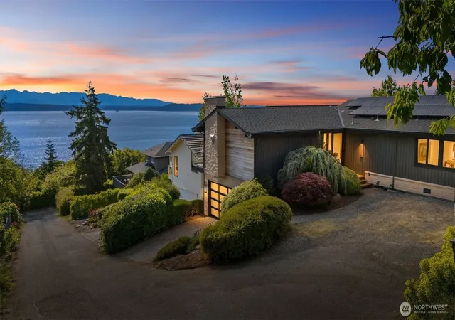 Photo 2 of Single family home for sale at 2606 Nw 201st Street, Shoreline, WA 98177 | MLS# NWM2534119 | Listing updated on 2026-09-17
