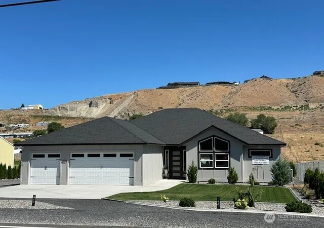 Photo 1 of Contingent at 949 N Newport Loop, East Wenatchee, WA 98802 | MLS# NWM2535890 | Listing updated on 2026-09-29