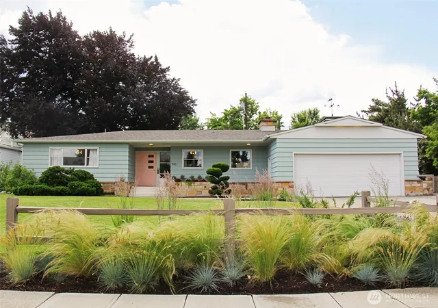 Photo 2 of Single family home for sale at 945 Idaho St, Wenatchee, WA 98801 | MLS# NWM2536601 | Listing updated on 2026-09-22