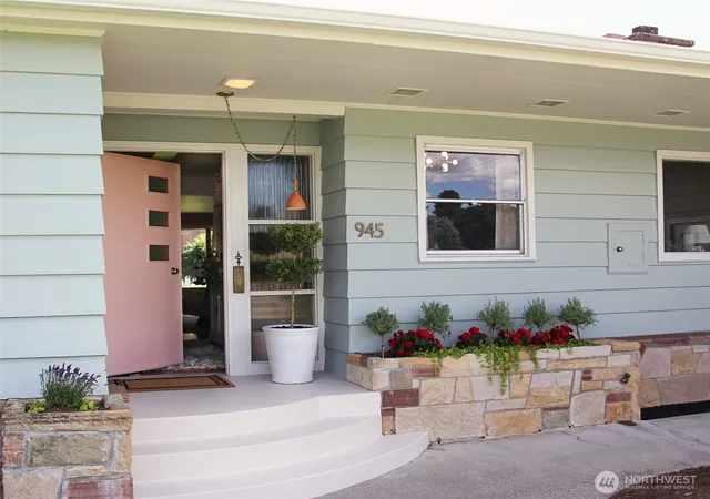 Photo 3 of Single family home for sale at 945 Idaho St, Wenatchee, WA 98801 | MLS# NWM2536601 | Listing updated on 2026-09-22