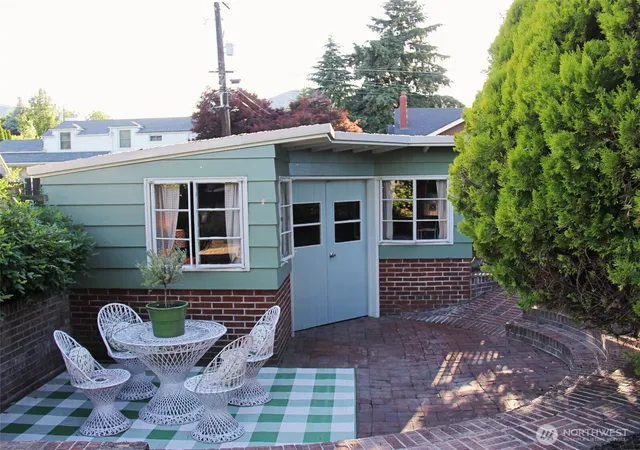 Photo 4 of Single family home for sale at 945 Idaho St, Wenatchee, WA 98801 | MLS# NWM2536601 | Listing updated on 2026-09-22