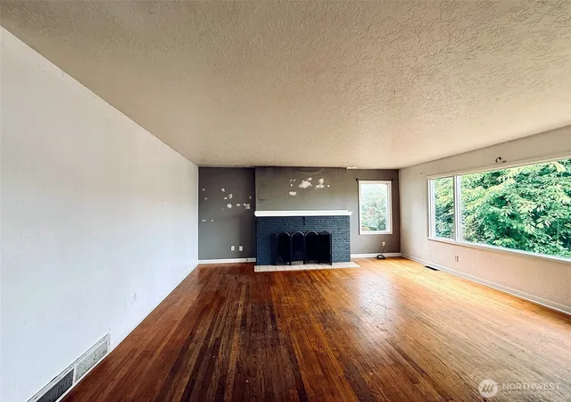 Photo 3 of Sale Pending at 2827 Ocean Beach Hwy, Longview, WA 98632 | MLS# NWM2536810 | Listing updated on 2026-09-17