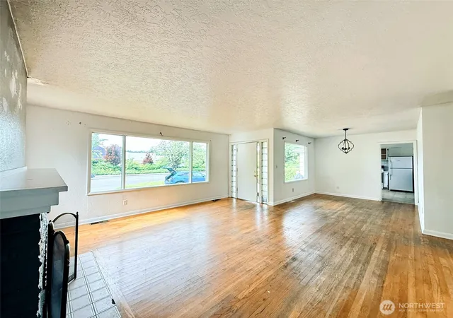 Photo 3 of Sale Pending at 2827 Ocean Beach Hwy, Longview, WA 98632 | MLS# NWM2536810 | Listing updated on 2026-09-17
