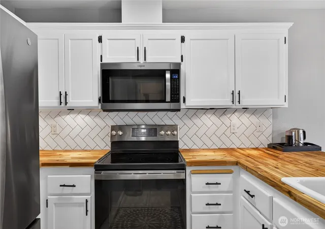Photo 3 of Condo for sale at 1670 SW Mulberry Dr #B302, Oak Harbor, WA 98277 | MLS# NWM2537229 | Listing updated on 2026-09-28