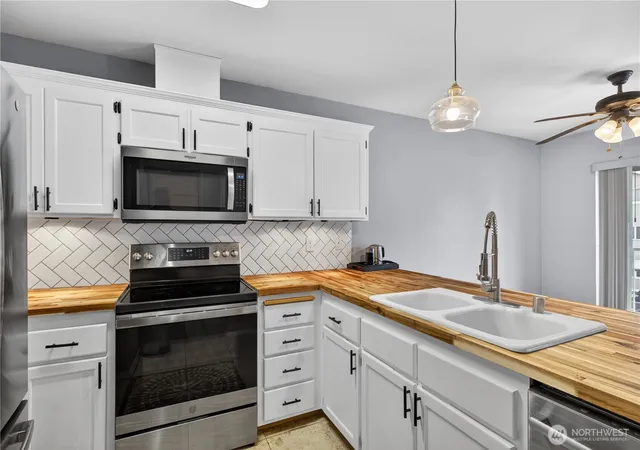 Photo 4 of Condo for sale at 1670 SW Mulberry Dr #B302, Oak Harbor, WA 98277 | MLS# NWM2537229 | Listing updated on 2026-09-28
