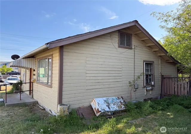 Photo 2 of Single family home for sale at 602 Cedar St, Coulee Dam, WA 99116 | MLS# NWM2537982 | Listing updated on 2026-09-22