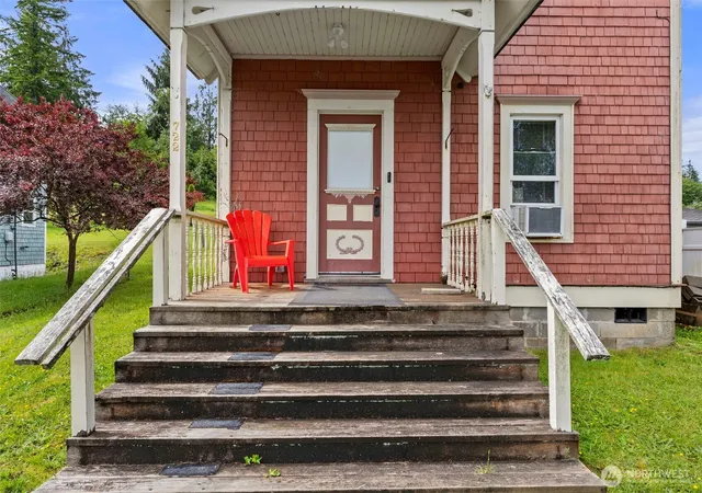 Photo 2 of Single family home for sale at 722 E Cowlitz St, South Bend, WA 98586 | MLS# NWM2539057 | Listing updated on 2026-09-18