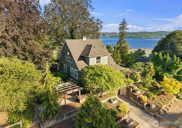 Photo 4 of Single family home for sale at 732 S Summit Ave, Bremerton, WA 98312 | MLS# NWM2539363 | Listing updated on 2026-09-30