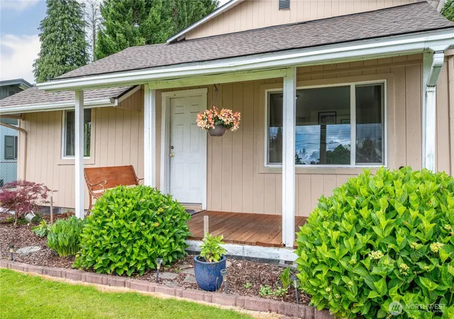 Photo 3 of Sale Pending at 3284 Oak St, Longview, WA 98632 | MLS# NWM2540213 | Listing updated on 2026-09-17