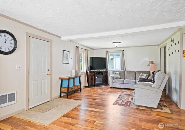Photo 4 of Sale Pending at 3284 Oak St, Longview, WA 98632 | MLS# NWM2540213 | Listing updated on 2026-09-17