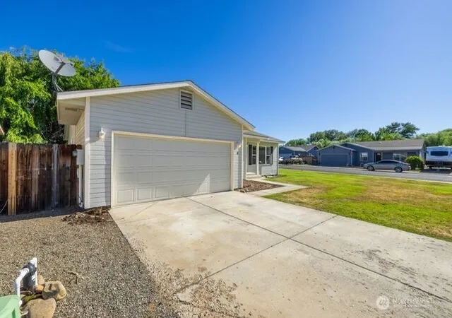 Photo 3 of Sale Pending at 111 E Queen Pl, Ellensburg, WA 98926 | MLS# NWM2540310 | Listing updated on 2026-09-28