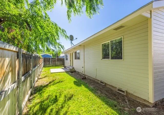Photo 4 of Sale Pending at 111 E Queen Pl, Ellensburg, WA 98926 | MLS# NWM2540310 | Listing updated on 2026-09-28