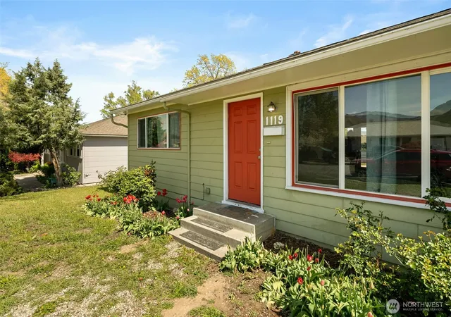 Photo 1 of Sale Pending at 1119 Fuller St, Wenatchee, WA 98801 | MLS# NWM2540887 | Listing updated on 2026-09-17