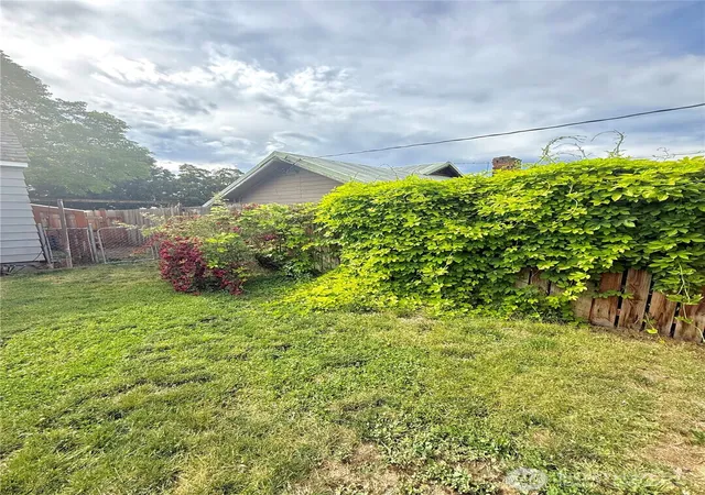 Photo 4 of Sale Pending at 411 Ash St S, Omak, WA 98841 | MLS# NWM2540899 | Listing updated on 2026-09-25