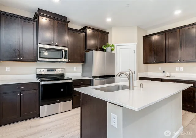 Photo 4 of Sale Pending at 2006 NE 100 Circle, Vancouver, WA 98686 | MLS# NWM2541371 | Listing updated on 2026-09-26