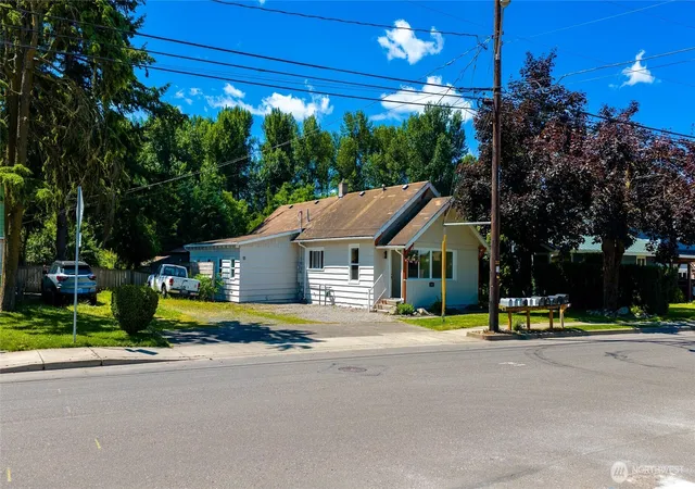 Photo 1 of Single family home for sale at 303 Lincoln St, Everson, WA 98247 | MLS# NWM2542416 | Listing updated on 2026-09-17