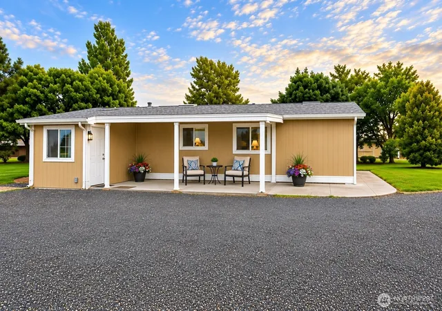 Photo 3 of Manufactured home for sale at 4828 Rd 37 NE, Moses Lake, WA 98837 | MLS# NWM2543960 | Listing updated on 2026-09-17