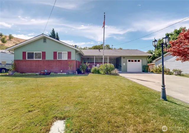 Photo 1 of Single family home for sale at 412 Sw Parkview St, Milton Freewater, OR 97862 | MLS# NWM2544267 | Listing updated on 2026-09-22