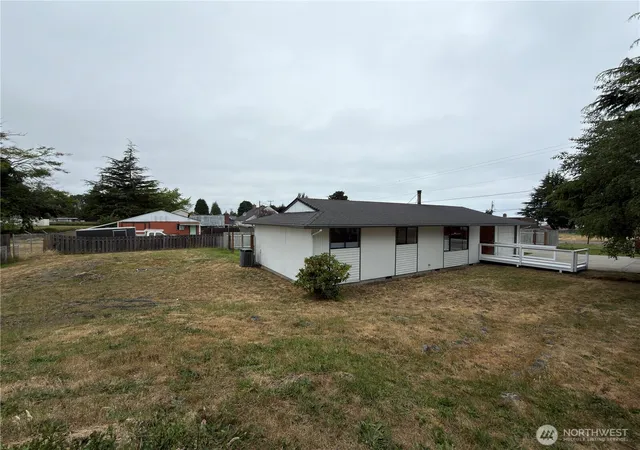 Photo 2 of Single family home for sale at 826 N Beech St, Port Angeles, WA 98362 | MLS# NWM2546056 | Listing updated on 2026-09-17