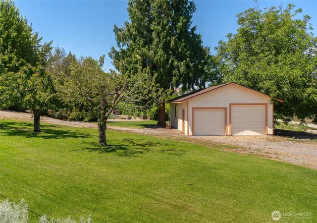 Photo 3 of Sale Pending at 1310 Red Apple Rd, Wenatchee, WA 98801 | MLS# NWM2546588 | Listing updated on 2026-09-29