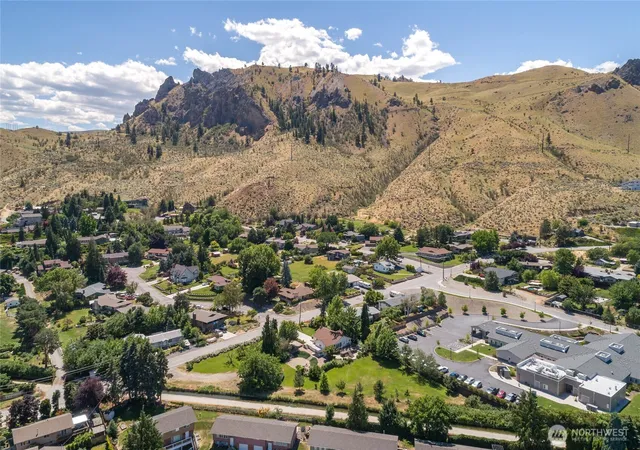 Photo 3 of Sale Pending at 1310 Red Apple Rd, Wenatchee, WA 98801 | MLS# NWM2546588 | Listing updated on 2026-09-29