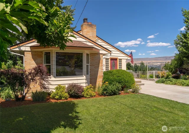 Photo 4 of Sale Pending at 1310 Red Apple Rd, Wenatchee, WA 98801 | MLS# NWM2546588 | Listing updated on 2026-09-29